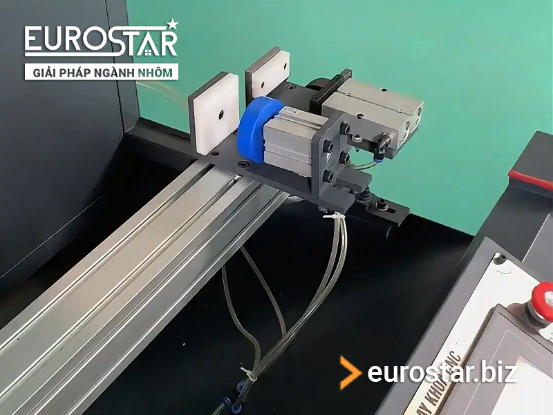 vệ sinh máy Phay khóa CNC K902 sau khi làm việc