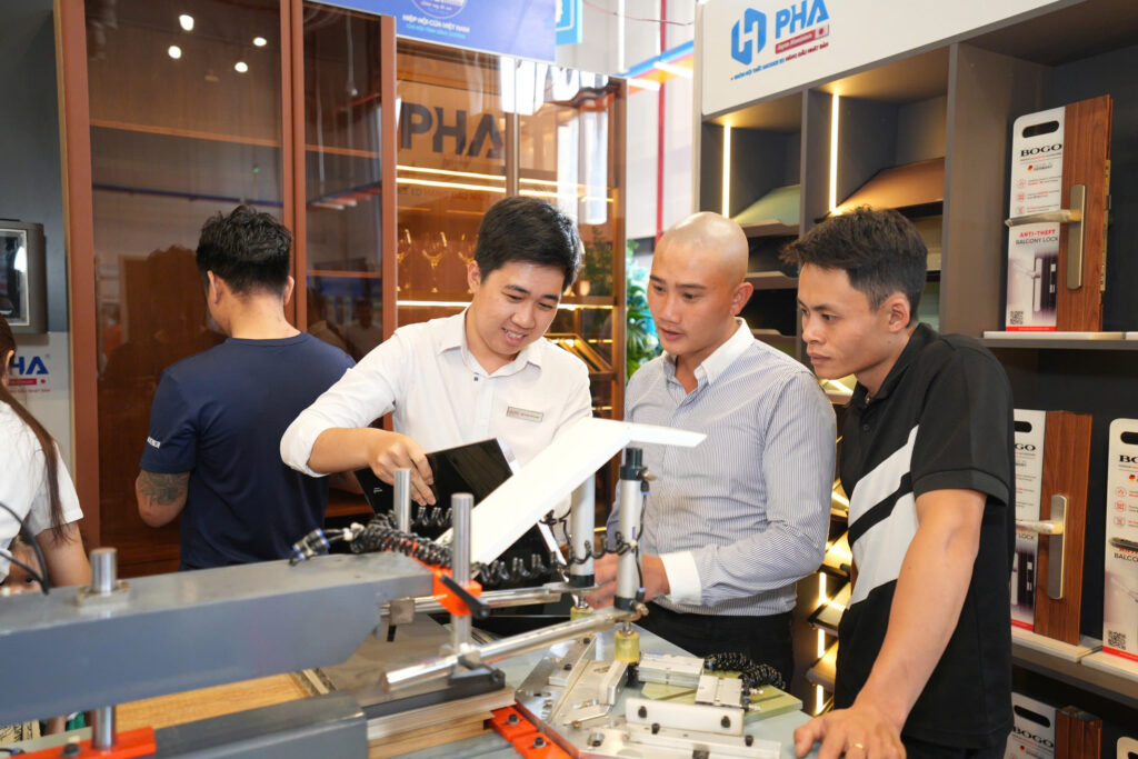 Được quan tâm nhiều nhất tại triển lãm là máy dòng máy CNC và máy cắt 3 trong 1