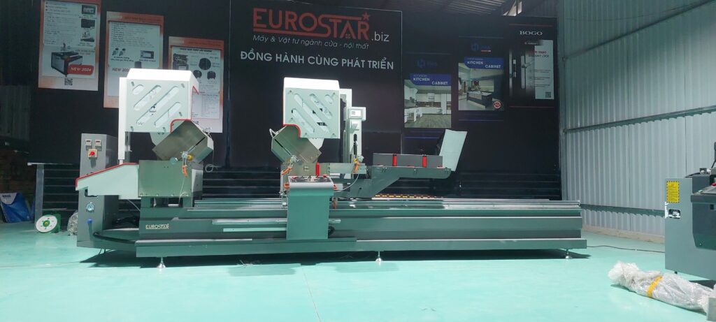 Máy cắt nhôm 2 đầu là máy cắt được thiết kế 2 đầu cắt tiện lợi giúp cắt chuẩn xác và nhanh chóng