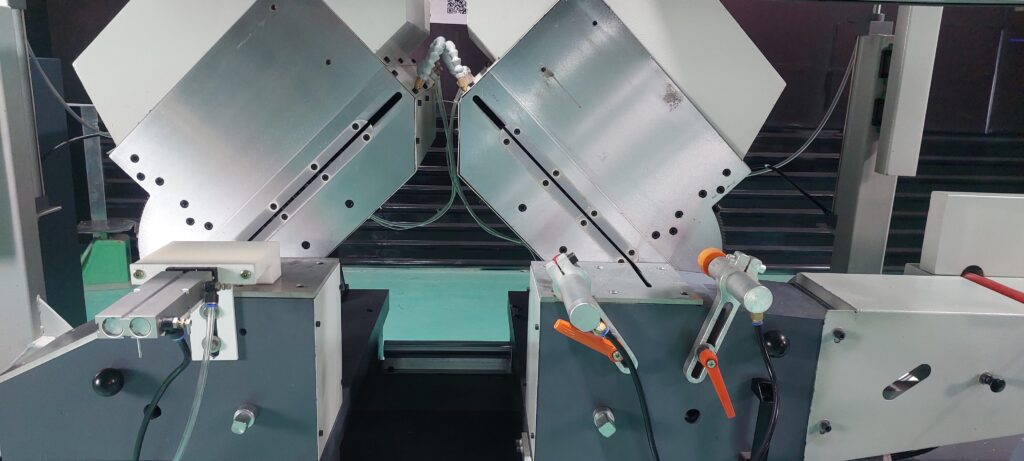 Máy cắt nhôm 2 đầu được sử dụng ở các công xưởng sản xuất nhôm