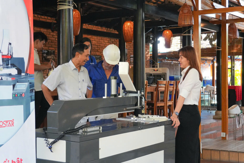 anh em nhôm kính được tham quan chạy chử máy cắt 4 trong 1