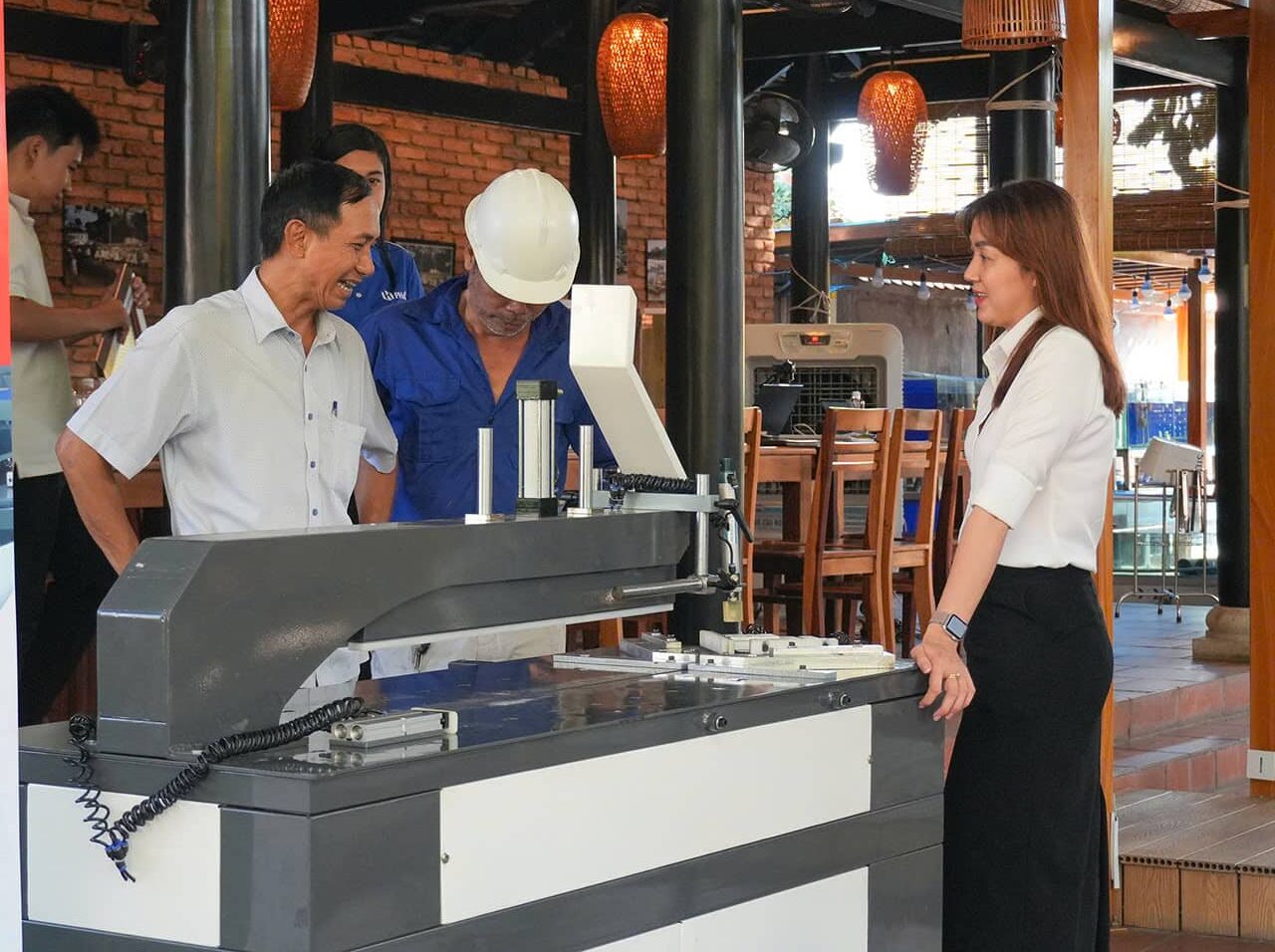 anh em nhôm kính được tham quan chạy chử máy cắt 4 trong 1