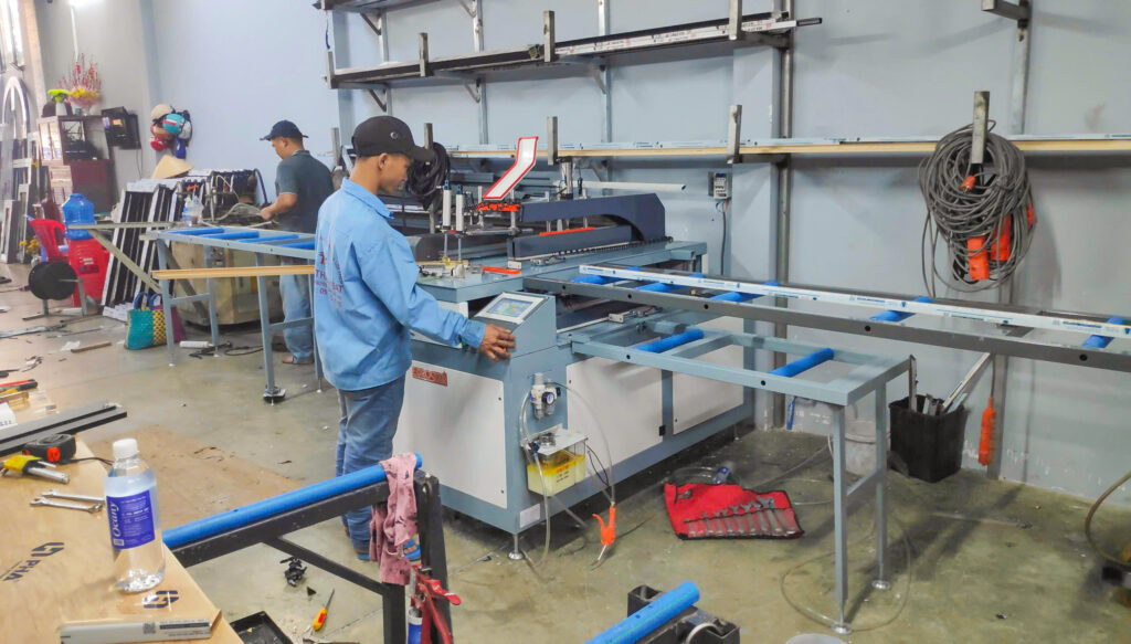 Kinh nghiệm đầu tư máy làm nhôm kính