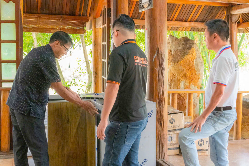 hệ tủ nhôm sử dụng bản lề xe buýt mới của PHA