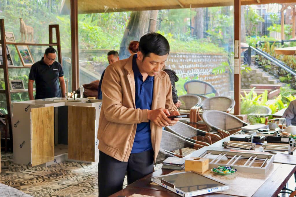 khách hàng tới tham quan nhôm PHA và trải nghiệm giải pháp sản phẩm mới
