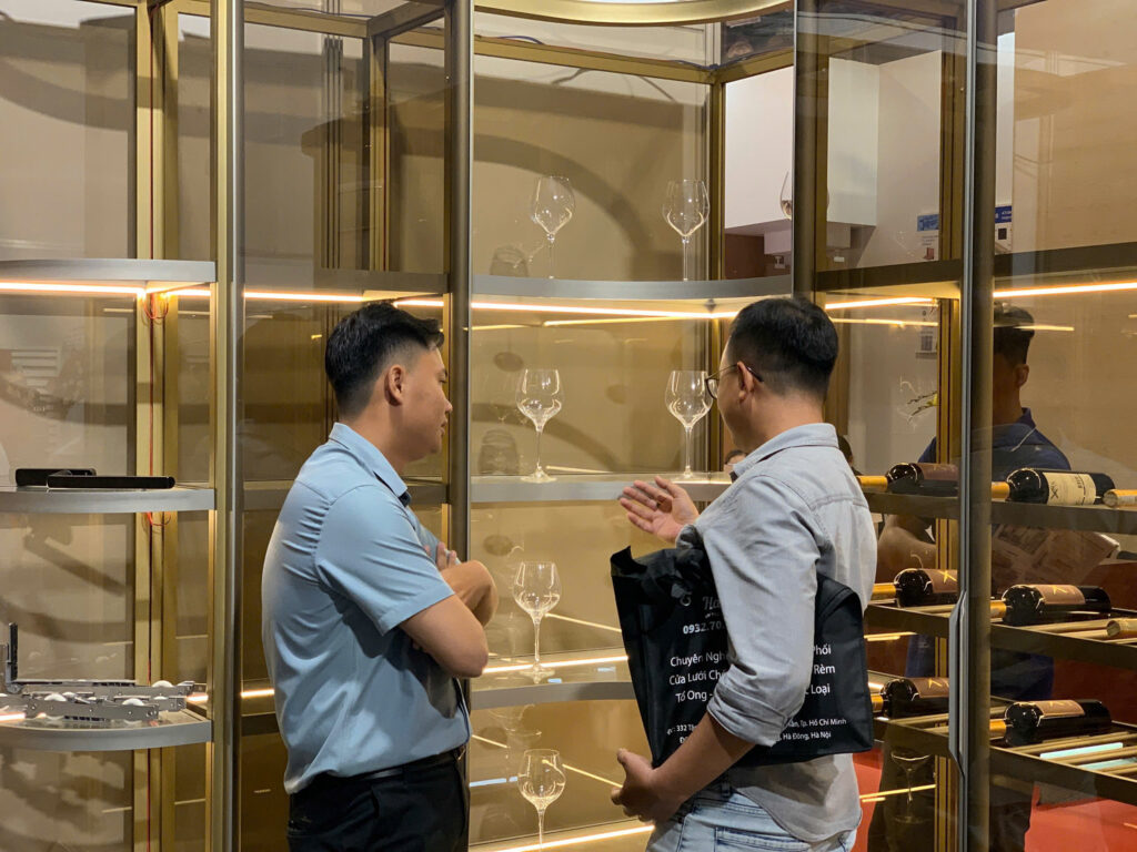 tủ trưng bày PHA được sản xuất từ máy 3 in 1 Eurostar