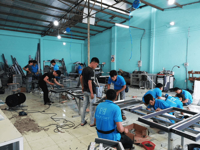 Cẩm Nang Toàn Diện Khởi Nghiệp và Vận Hành Xưởng Nhôm Kính